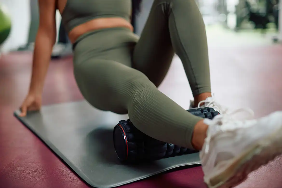 En ung dame som bruker skumrulle/foamroller