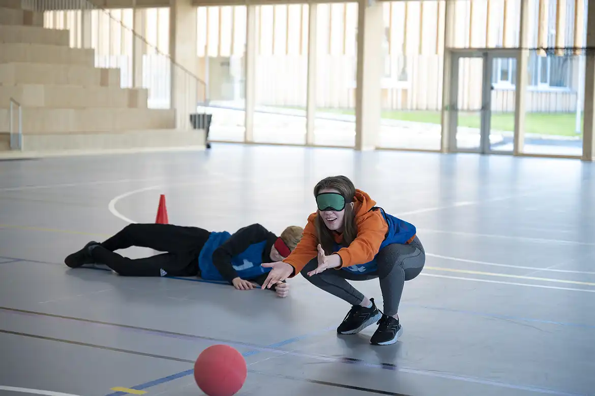 En skoleklasse som spiller goalball