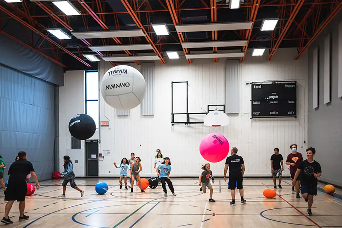 En skoleklasse leker Omnikin Bubblegum Bulldog