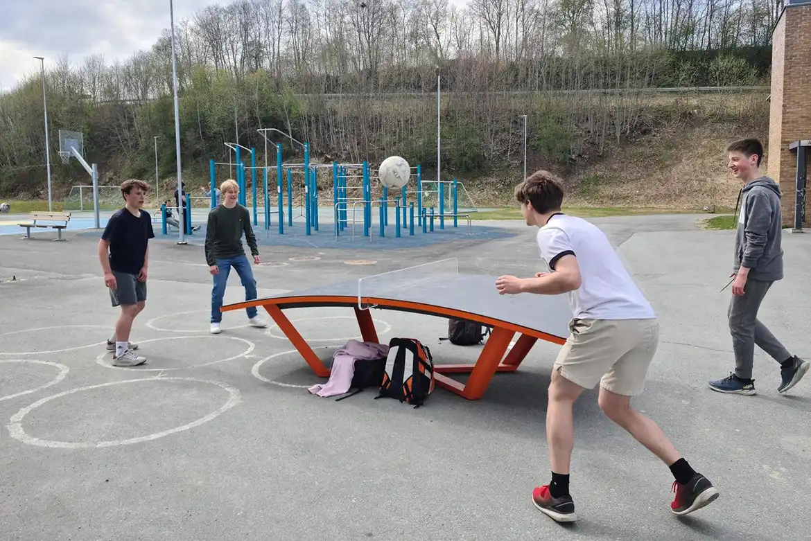 4 gutter spiller Teqball utendørs